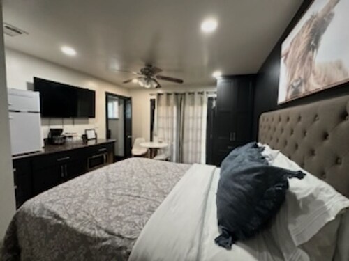 Cozy studio perfect for students with AC and WiFi in delightful Sacramento