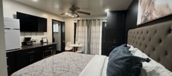 Cozy studio perfect for students with AC and WiFi in delightful Sacramento