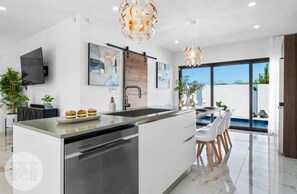 Fridge, microwave, oven, stovetop - La Perla 2 Bedroom/ 2 Bathroom w/ Private Pool/Patio BBQ sleeps 6 (Noord)