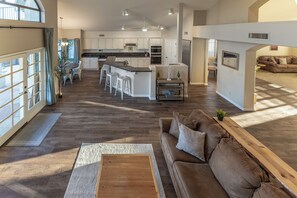 Smart TV, fireplace - Luxurious Waterfront 5 Bedroom Home with Private Boat and Dock (Gilbert)