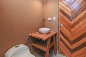 Hiustenkuivaaja, pyyhkeet, saippua, vessapaperi