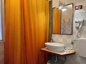 シャワー、バスアメニティ (無料)、ヘアドライヤー、ビデ