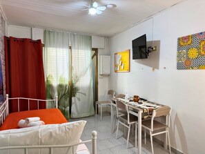 1 bedroom, desk, travel cot, WiFi