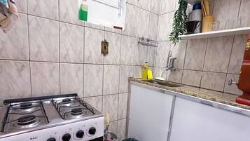 Geladeira, micro-ondas, fogão, cooktop