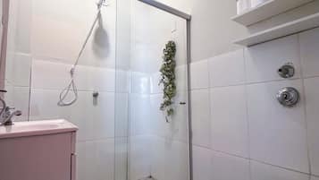 Chuveiro, secador de cabelo, toalhas de banho, papel higiênico