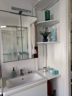 Apartment, 1 Bedroom, City View | Bathroom