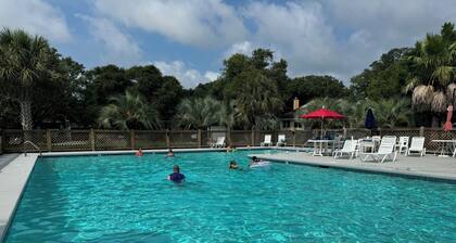 Quiet Island Getaway for 8