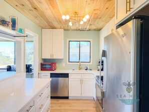 Fridge, microwave, oven, stovetop - Quiet Island Getaway for 8 (Caswell Beach)