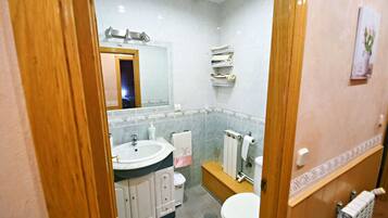 ヘアドライヤー、タオル、石鹸、トイレットペーパー