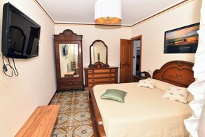 3 habitaciones, tabla de planchar con plancha, wifi y ropa de cama 