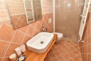 Een douche, een haardroger, een bidet, handdoeken