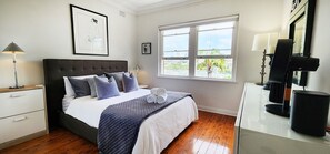 2 slaapkamers, een strijkplank/strijkijzer, gratis wifi, beddengoed