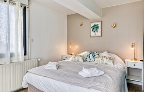 4 quartos, berço de viagem, Wi-Fi de cortesia, roupa de cama