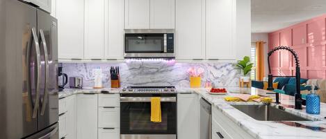 Refrigerador, microondas, horno, placa de cocina