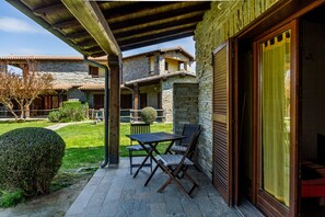 Outdoor dining - Room 'Grecale' with Shared Pool and Air Conditioning (Marina di Grosseto)