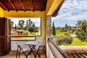 Outdoor dining - Apartment 'Maestrale' with Shared Pool, Private Terrace and Air Conditioning (Marina di Grosseto)
