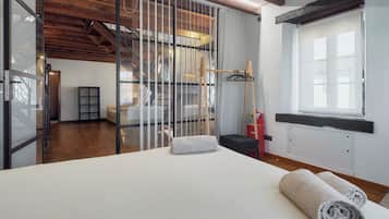 5 dormitorios, tabla de planchar con plancha, ropa de cama