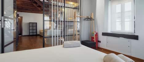 5 habitaciones, tabla de planchar con plancha y ropa de cama