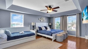 5 habitaciones, escritorio y tabla de planchar con plancha