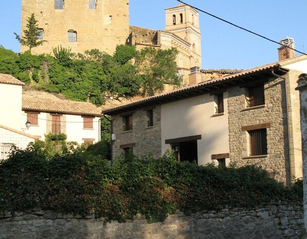 Exterior - Apartment 'Enebro' with Mountain View, Wi-Fi and Air Conditioning (Biel)