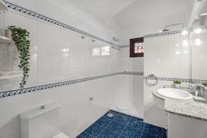 Douche, sèche-cheveux, serviettes fournies