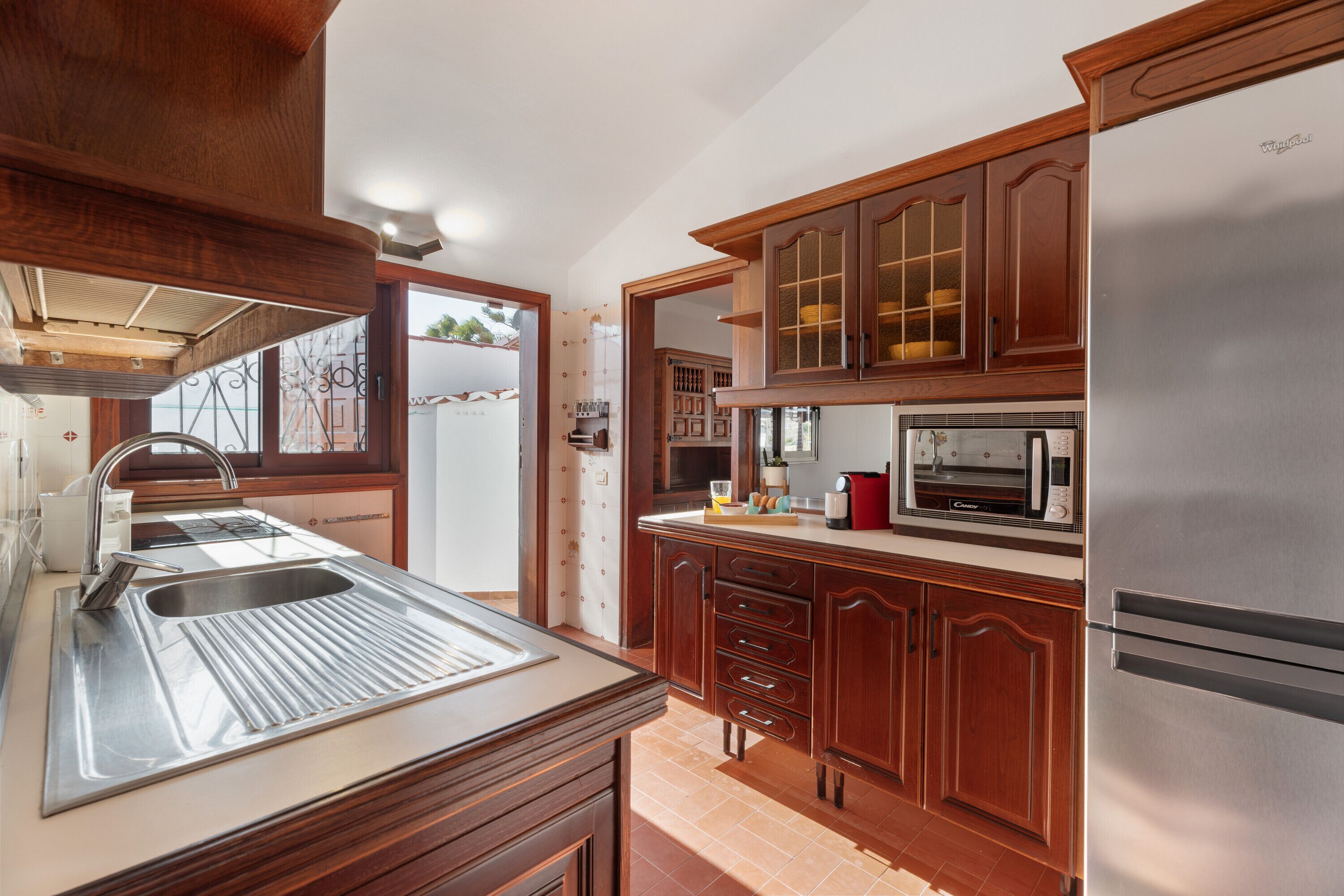 Frigorífico, microondas, placa de cocina y lavavajillas