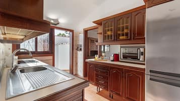 Refrigerador, microondas, placa de cocina, lavavajillas