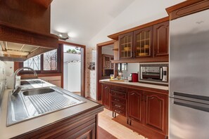 Fridge, microwave, stovetop, dishwasher