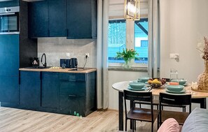 Fridge, oven, dishwasher, cookware/dishes/utensils