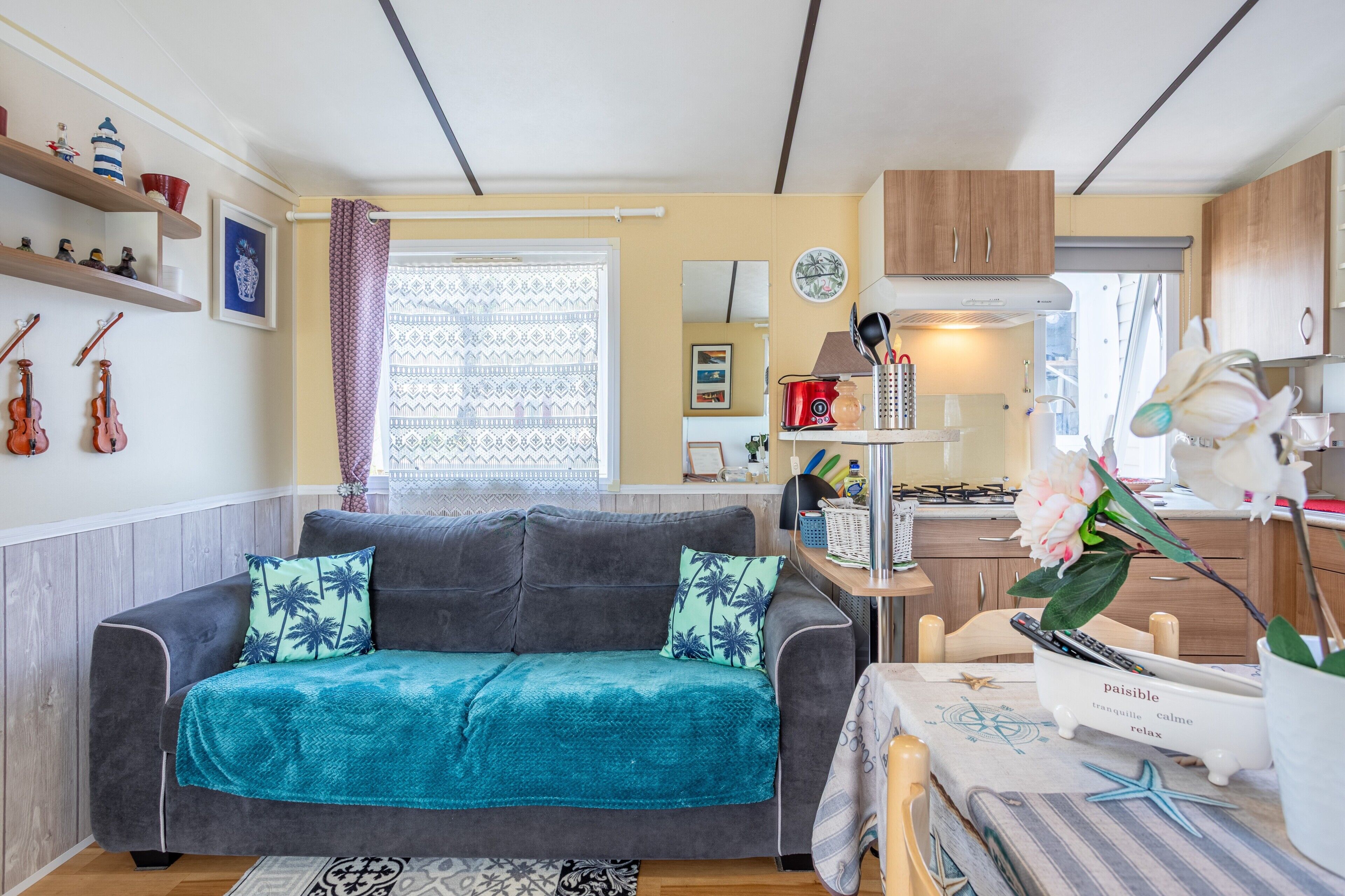 Una televisión, una mesa de tenis de mesa