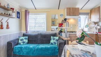 Una televisión, una mesa de tenis de mesa