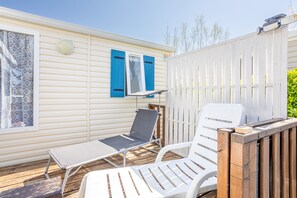 Terrace/patio - Mobile Home 'Au Calme - Shared Pool' with Shared Pool and Private Terrace (St Hilaire de Riez)