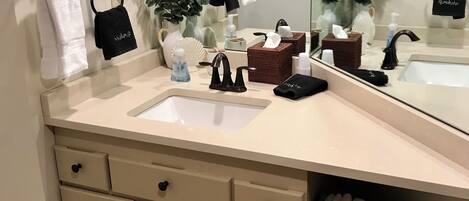 Dusche, Haartrockner, Handtücher, Seife