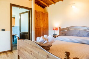 1 bedroom, bed sheets, wheelchair access