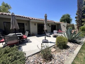 Outdoor dining - Charming 2-bedroom condo with WiFi, AC in fabulous Palm Desert (Palm Desert)
