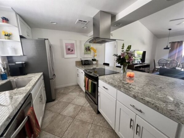 Private kitchen - Charming 2-bedroom condo with WiFi, AC in fabulous Palm Desert (Palm Desert)
