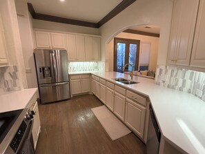 Private kitchen - CityPlace Townhome in Dallas -2 bedroom and 2.5 Bathroom (Dallas)