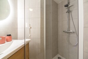 Ducha, secador de pelo y toallas