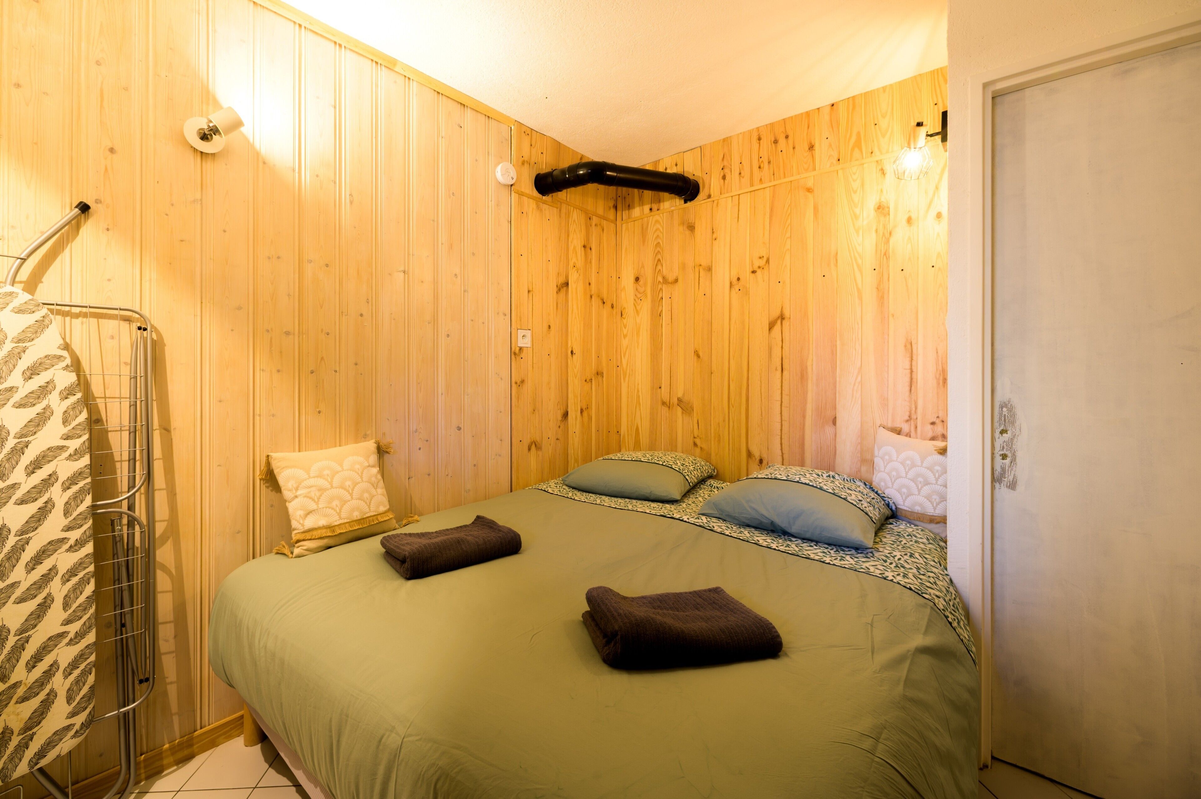 2 dormitorios, tabla de planchar con plancha, wifi gratis y ropa de cama