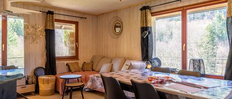 Una televisión, una chimenea