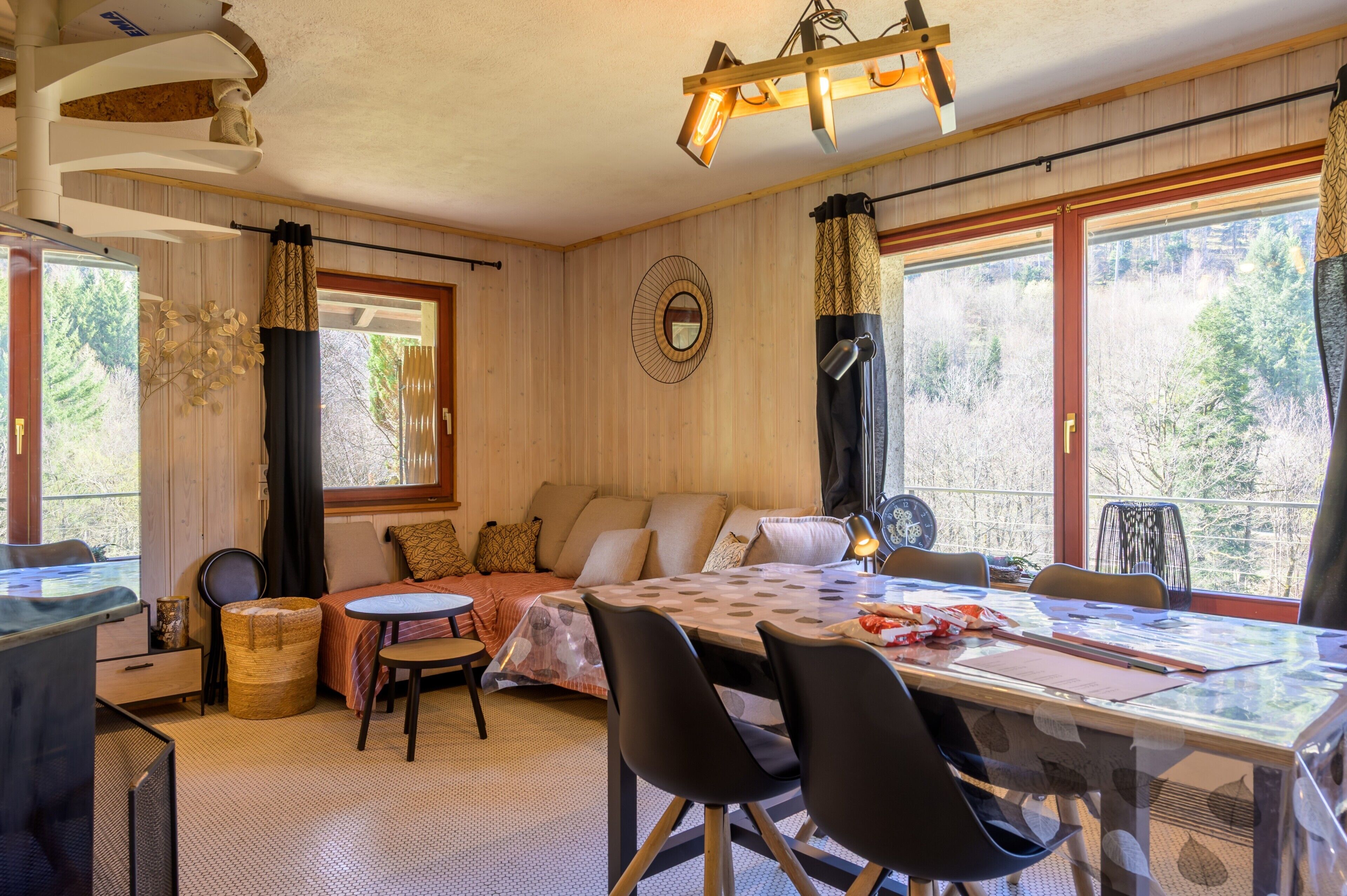 Una televisión, una chimenea