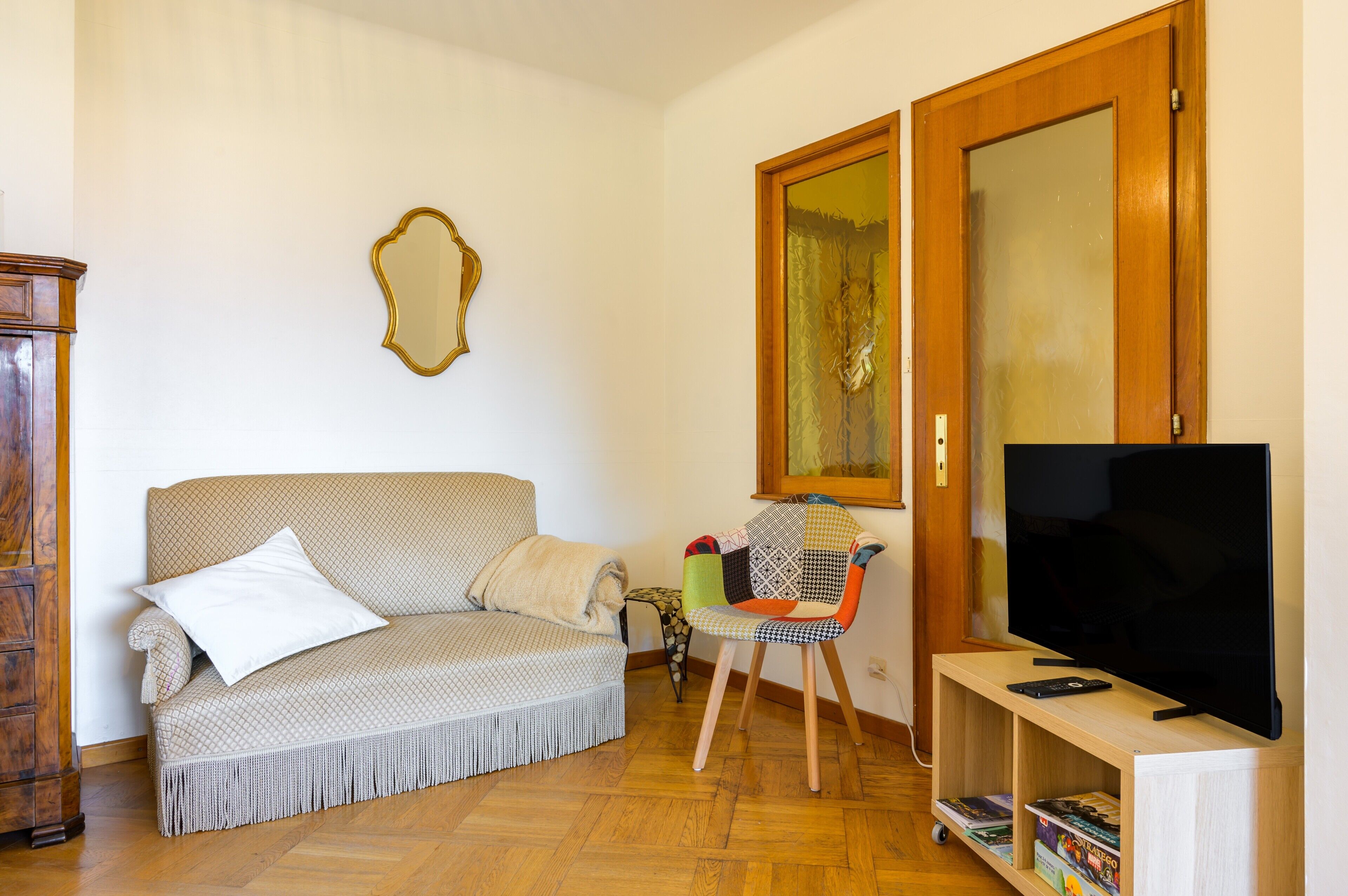 Televisión y chimenea 