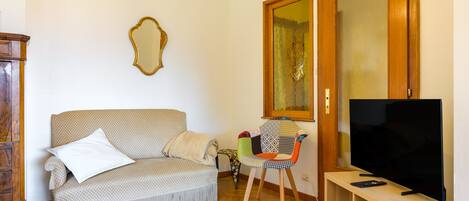 Televisión y chimenea