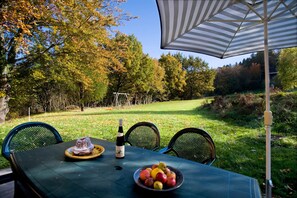 Outdoor dining - Holiday Home 'Kiwi' with Mountain View, Private Terrace and Wi-Fi (Luttenbach-prés-Munster)