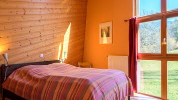 4 bedrooms, iron/ironing board, free WiFi, bed sheets