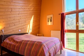 4 bedrooms, iron/ironing board, free WiFi, bed sheets - Holiday Home 'Kiwi' with Mountain View, Private Terrace and Wi-Fi (Luttenbach-prés-Munster)