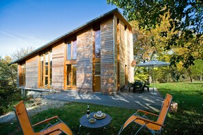 Outdoor dining - Holiday Home 'Kiwi' with Mountain View, Private Terrace and Wi-Fi (Luttenbach-prés-Munster)