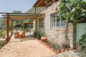 Outdoor dining - Holiday Home 'Boutique Stone Cottage' with Sea View, Wi-Fi and Air Conditioning (Kalimnos)