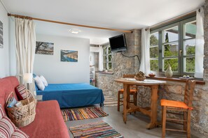 1 bedroom, iron/ironing board, free WiFi, bed sheets - Holiday Home 'Boutique Stone Cottage' with Sea View, Wi-Fi and Air Conditioning (Kalimnos)