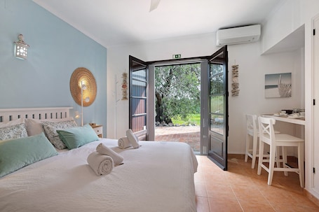 1 bedroom, iron/ironing board, free WiFi, bed sheets. Bed and Breakfast 'Casa Margarida' with Private Pool, Wi-Fi and Air Conditioning